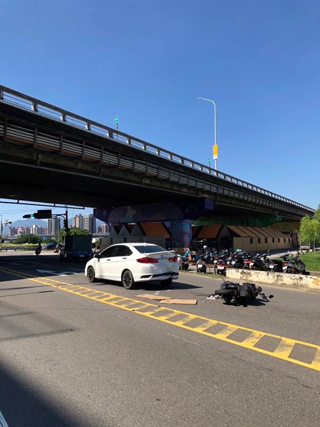 新北市三重区今(23)日下午生发一起严重车祸，一名青少女无照骑车行驶在二重疏洪道时，不慎撞上前方小客车尾，一度失去生命迹象。(三重警分局提供)