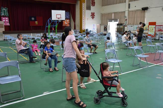 苗栗县政府23日开设大型接种站，替6个月以上至5岁的儿童施打莫德纳疫苗。（谢明俊摄）