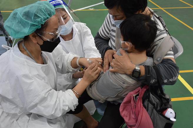 苗栗县政府23日在公馆国小开设大型接种站，替6个月以上至5岁的儿童施打莫德纳疫苗。（谢明俊摄）