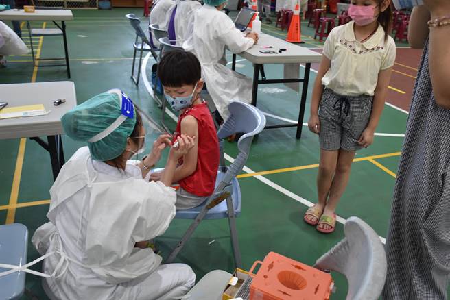 由苗栗市大千医院负责的公馆国小疫苗接种站，有小朋友非常勇敢地独自接种。（谢明俊摄）