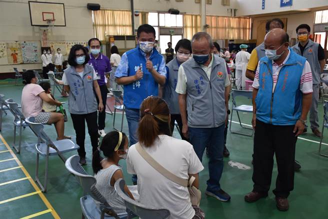苗栗县政府23日在公馆国小开设大型接种站，苗栗县长徐耀昌与县议长锺东锦一同前来关心小朋友施打情况。（谢明俊摄）