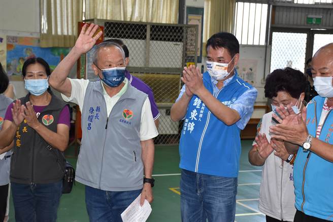 苗栗县政府23日在公馆国小开设大型接种站，苗栗县长徐耀昌与县议长锺东锦一同前来关心小朋友施打情况。（谢明俊摄）