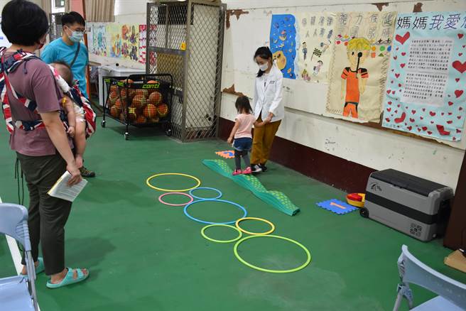 苗栗县政府23日在公馆国小开设大型接种站，承办的苗栗市大千医院特别在现场开设幼儿身心谘询服务。（谢明俊摄）