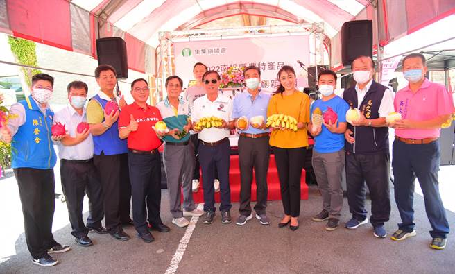 南投红龙果、香蕉热情上市，集集镇农会举办农特产品行销活动，县长林明溱、立委许淑华出席代言促销。（南投县府提供／陈淑芬南投传真）