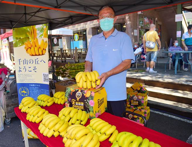 南投红龙果、香蕉热情上市，集集镇农会举办农特产品行销活动，县长林明溱、立委许淑华出席代言促销。（南投县府提供／陈淑芬南投传真）