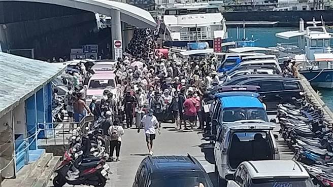 绿岛南寮渔港游客爆满。（台电提供／蔡旻妤台东传真）