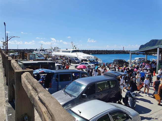 兰屿开元港游客多。（台电提供／蔡旻妤台东传真）