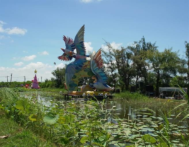 云林县口湖乡「口湖滨海艺术季」，用花灯创作缅怀水难先人。（张朝欣摄）