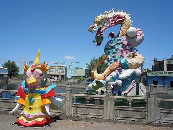 云林县口湖乡「口湖滨海艺术季」，用花灯创作缅怀水难先人。（张朝欣摄）