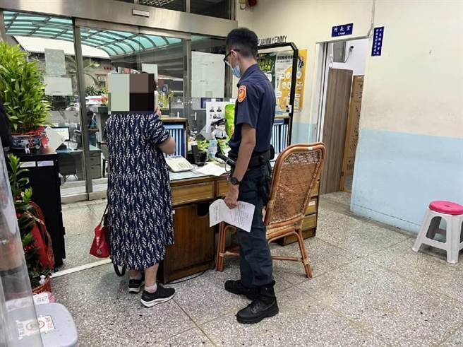 新北市芦洲有位55岁陈姓妇人(图左)，过去因为不同意女儿的婚事，大吵后女儿一气之下负气与丈夫离家厮守，如今已长达7年未再联繫，所幸在警方的帮助下，成功让双方再次联繫上并且破冰团圆。(芦洲警分局提供)