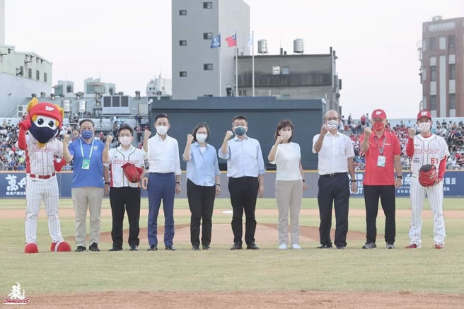 斥資12億全新改建的新竹棒球場中外野後方有棟建築物，影響到打者看球視線。（資料照，味全龍提供）