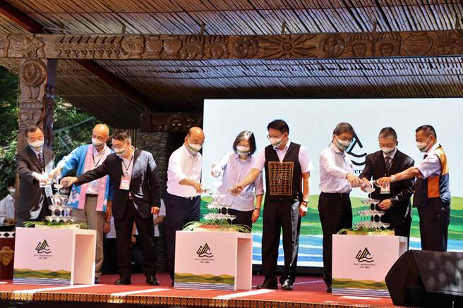 屏東二峰圳百年紀念典禮23日隆重登場，總統蔡英文（右四）、行政院長蘇貞昌（右五）、縣長潘孟安（右四）、鳥居信平嫡孫鳥居徹（右二）等全都出席，除見證百年水圳的歷久彌新，也展現台日友好情誼。（謝佳潾攝）