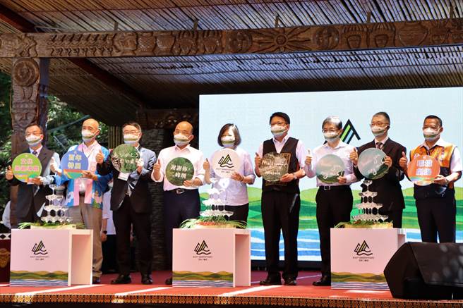 屏東二峰圳百年紀念典禮23日隆重登場，總統蔡英文（右四）、行政院長蘇貞昌（右五）、縣長潘孟安（右四）、鳥居信平嫡孫鳥居徹（右二）等全都出席，除見證百年水圳的歷久彌新，也展現台日友好情誼。（謝佳潾攝）