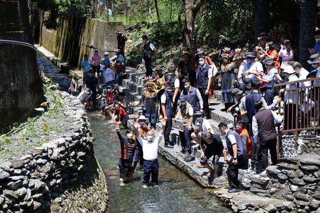 行政院長蘇貞昌（中）23日出席屏東二峰圳百年紀念典禮，見證百年水圳的歷久彌新，也展現台日友好情誼。（謝佳潾攝）