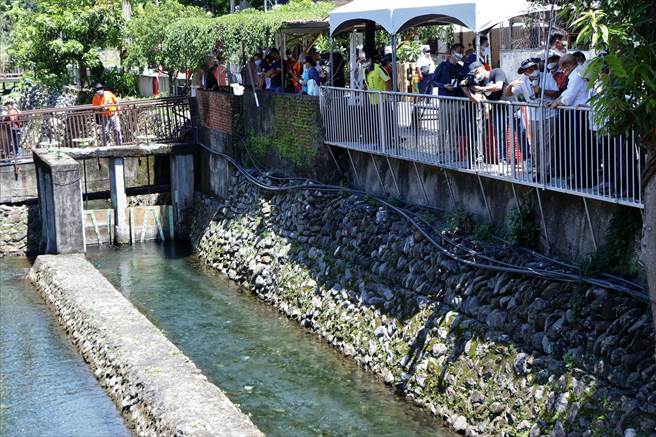 行政院長蘇貞昌（右一）23日出席屏東二峰圳百年紀念典禮，見證百年水圳的歷久彌新，也展現台日友好情誼。（謝佳潾攝）