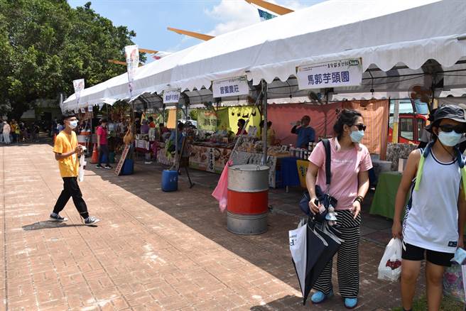 公馆乡农会23日在苗栗特色馆举办公馆红枣节，安排多个农特产品摊位提供民眾选购。（谢明俊摄）