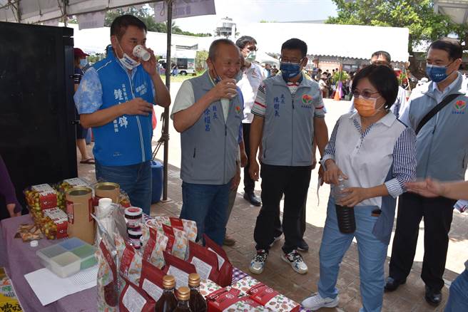 苗栗县长徐耀昌与县议长锺东锦试喝红枣防御茶。（谢明俊摄）