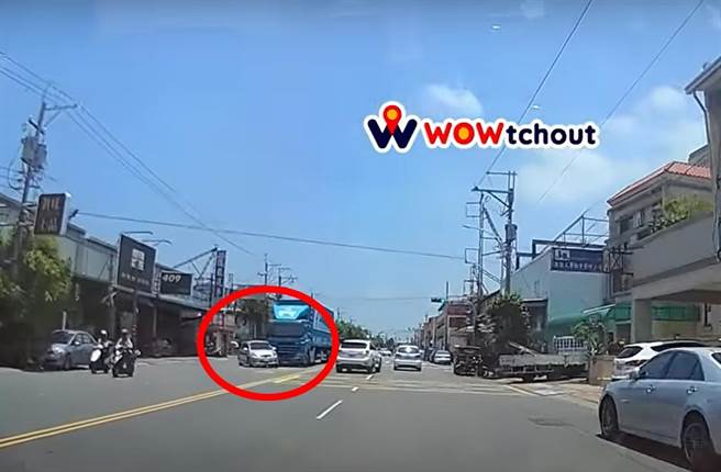 81岁高龄的林姓老阿嬷驾驶小鸭与内侧大货车并排前进，却不知何故往左偏移后遭大货车擦撞横推顶到对向，波及年轻女骑士撞上惨摔。（摘自网路／谢琼云台中传真）