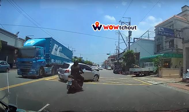 81岁高龄的林姓老阿嬷驾驶小鸭与内侧大货车并排前进，却不知何故往左偏移后遭大货车擦撞横推顶到对向，波及年轻女骑士撞上惨摔。（摘自网路／谢琼云台中传真）