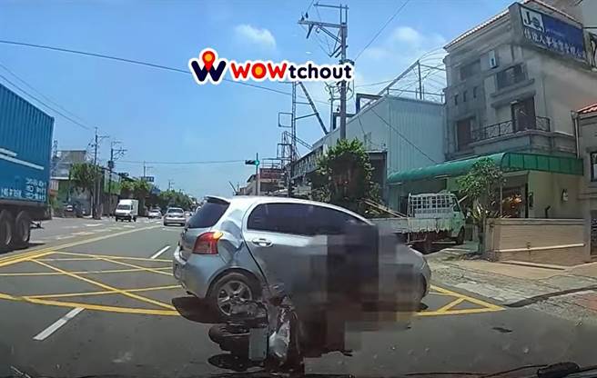 81岁高龄的林姓老阿嬷驾驶小鸭与内侧大货车并排前进，却不知何故往左偏移后遭大货车擦撞横推顶到对向，波及年轻女骑士撞上惨摔。（摘自网路／谢琼云台中传真）