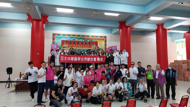 亚太中华医学世界联合会（APCMGU）携手台中市若昶家庭关怀协会等多个团体一起到东石先天宫，进行公益捐赠活动。（APCMGU提供／冯惠宜台中传真）