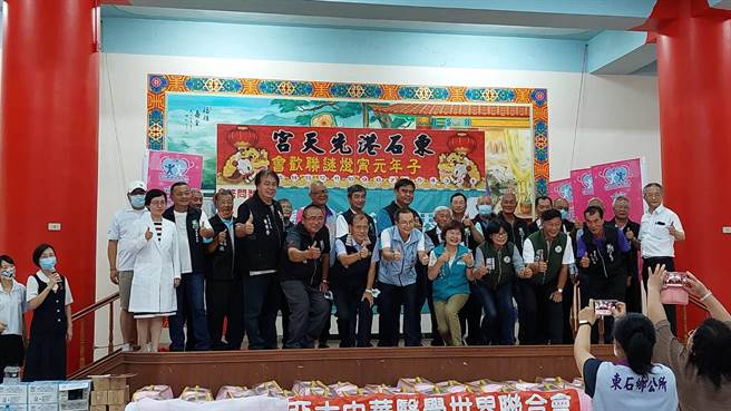 亚太中华医学世界联合会（APCMGU）携手台中市若昶家庭关怀协会等多个团体一起到东石先天宫，进行公益捐赠活动。（APCMGU提供／冯惠宜台中传真）