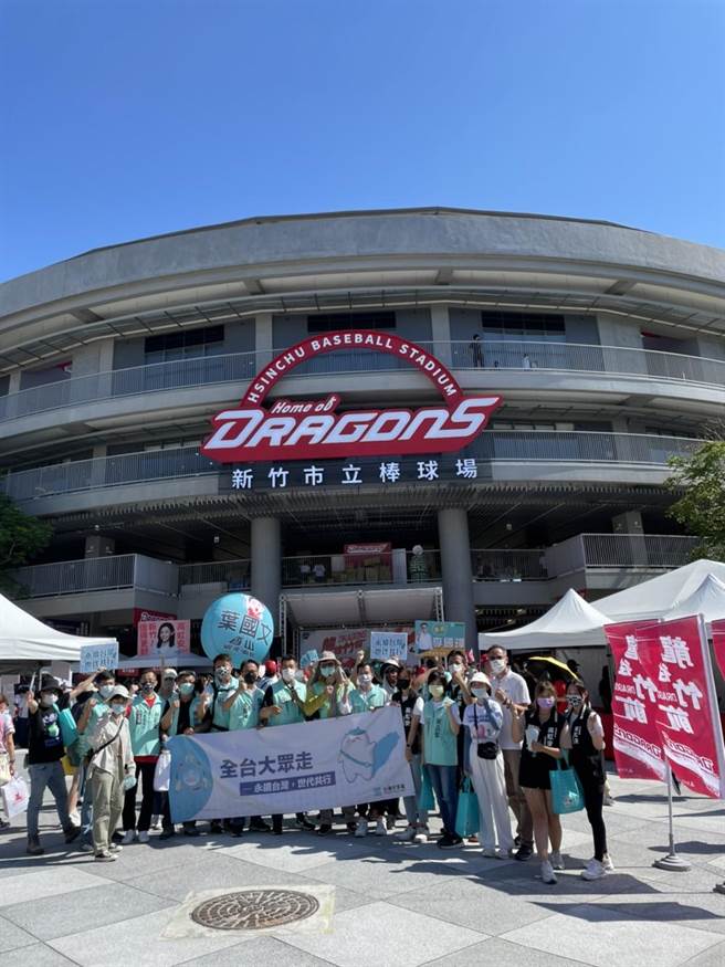 民眾黨2022年全台大眾走活動，23日抵達新竹市，今明兩天在新竹縣市掃街宣傳。（民眾黨提供／陳育賢新竹傳真）