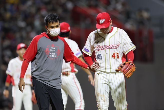 味全龙三垒手刘基鸿因不规则弹跳不慎弄伤右手食指提前伤退。（资料照，味全龙提供）