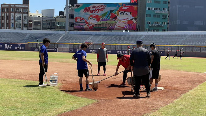 味全龙总教练叶君璋（红衣者）赛前亲自整理场地。（毛琬婷摄）