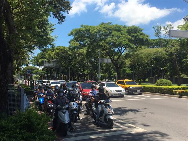 高雄市中正一路车道调整前。（崔正纲摄）