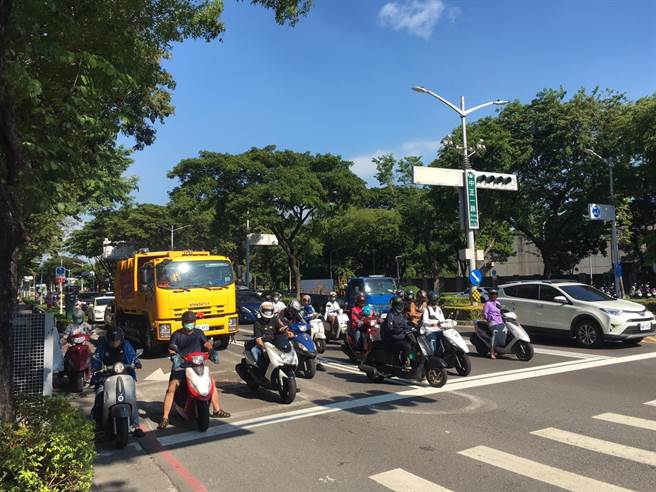 高雄市中正一路车道调整后。（崔正纲摄）