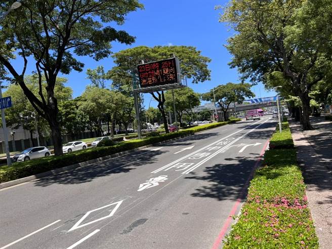 路面标线机车专用道。（高雄市交通局提供／崔正纲高雄传真）