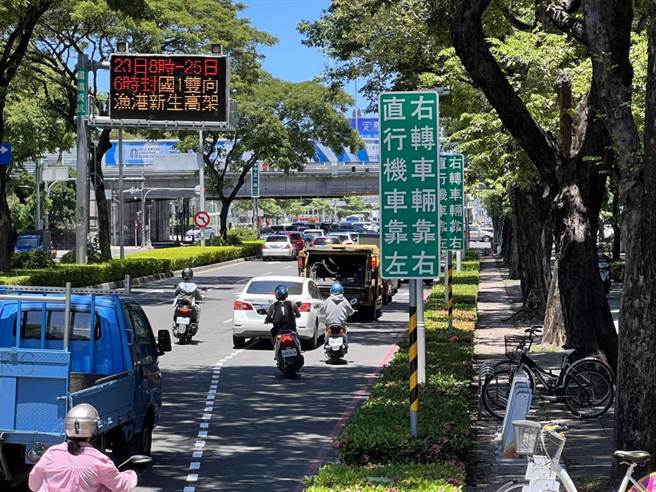 交通局标志牌面提醒右转车靠右行驶，机车靠左行驶进入专用车道，请民眾依规定行驶。（高雄市交通局提供／崔正纲高雄传真）