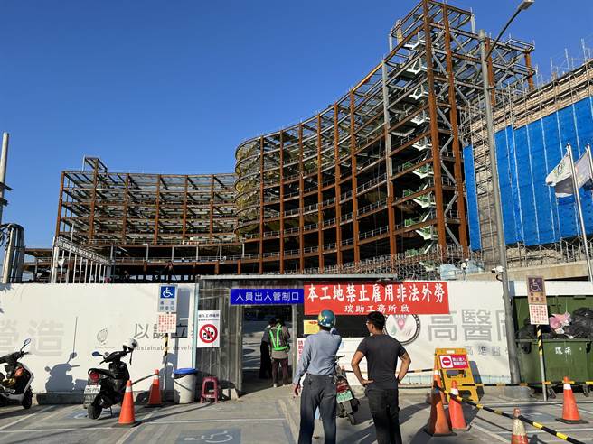 高雄医院冈山医院傍晚传出工安意外，一名45岁工人因不明原因从三楼坠落。（林瑞益摄）