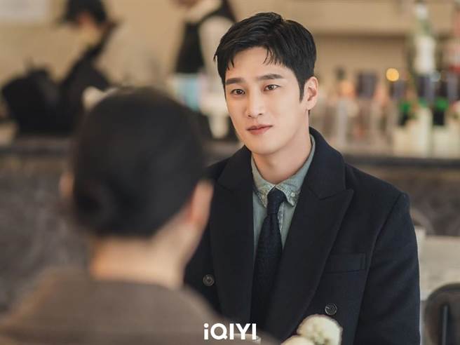 安普賢假借各種名義獻殷勤，但金高銀仍只把他當朋友。（愛奇藝國際站提供）