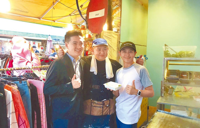 林志颖（右）和弟弟林志鑫（左）曾合体帮哥哥林志杰（中）的肠粉店站台。（中时资料照）