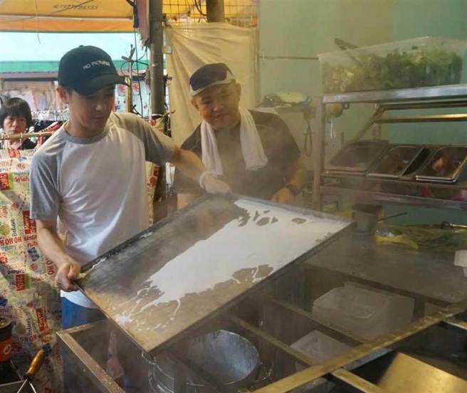 林志颖有模有样做肠粉。（中时资料照）