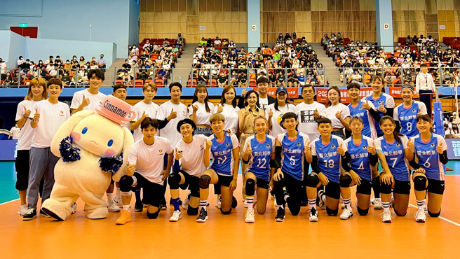 台北鲸华女排vs明星队公益表演赛，台北体育馆涌入近满场观眾。（中华文化教育暨体育交流促进会提供）