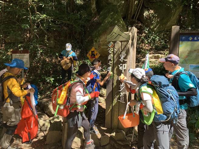 民眾动员进行解说牌的清洁，为爱护自然环境付出行动。(东势林管处提供)