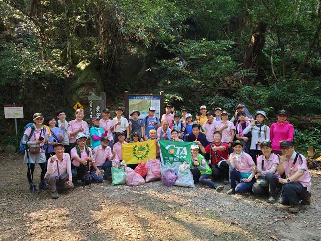 东势林区管理处与台中市山岳会、三信商业银行等，23日举办东卯山步道净山、解说牌清洁暨无痕山林宣导活动，动员百余人参与。(东势林管处提供)