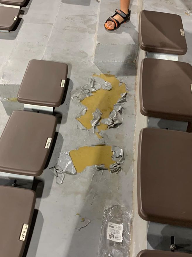 球迷在新竹棒球场观眾席找座位时，赫然发现地面「落漆」的情况。（图／取自新竹爆废公社）