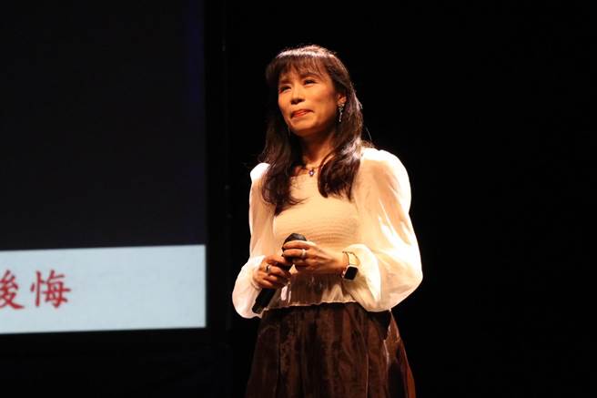 旺旺文教基金会与中国时报、中国电视、桃园市议会等共同举办「让孝顺成为一种习惯」公益演唱会，邀来军中情人周子寒献唱。（蔡明亘摄）