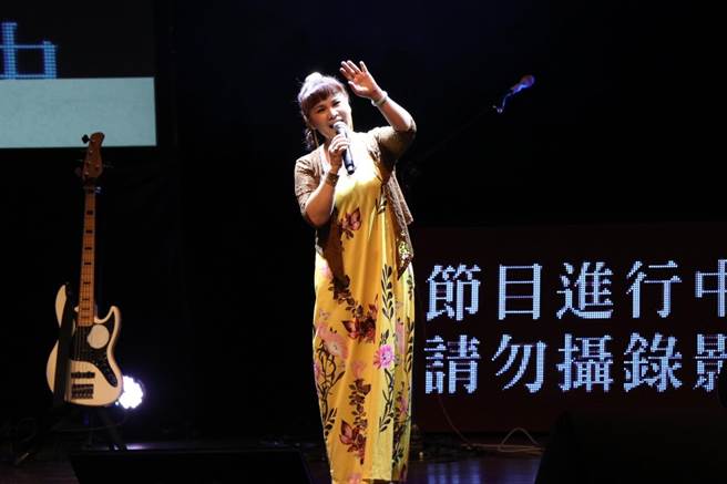 「让孝顺成为一种习惯」公益演唱会中坜场主持人凃佩岑，开场献唱为演唱会揭开序幕。（蔡明亘摄）