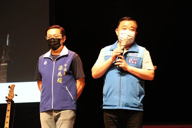桃园市议会议长邱奕胜（右）与国民党市议员梁为超（左）今也到场参与「让孝顺成为一种习惯」公益演唱会。（蔡明亘摄）