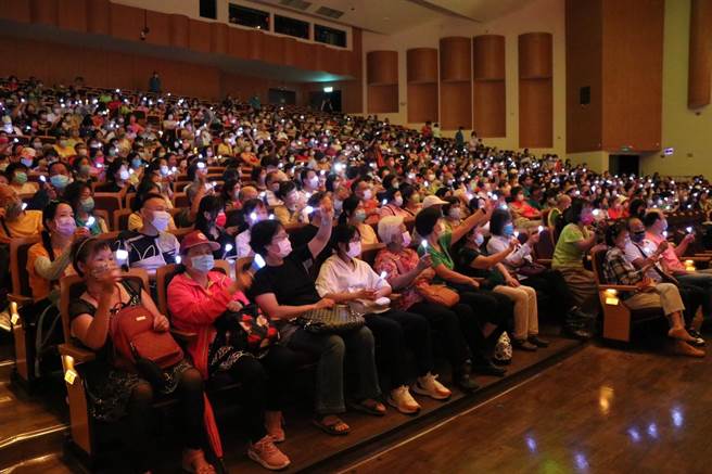 「让孝顺成为一种习惯」公益演唱会中坜场迎来1000名志工热情参与。（蔡明亘摄）