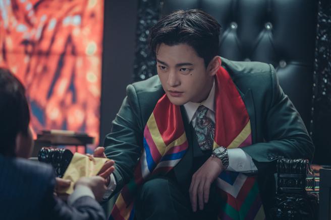 徐仁国在《美男堂》中，以巫师的身分进行诈骗。（Netflix提供）