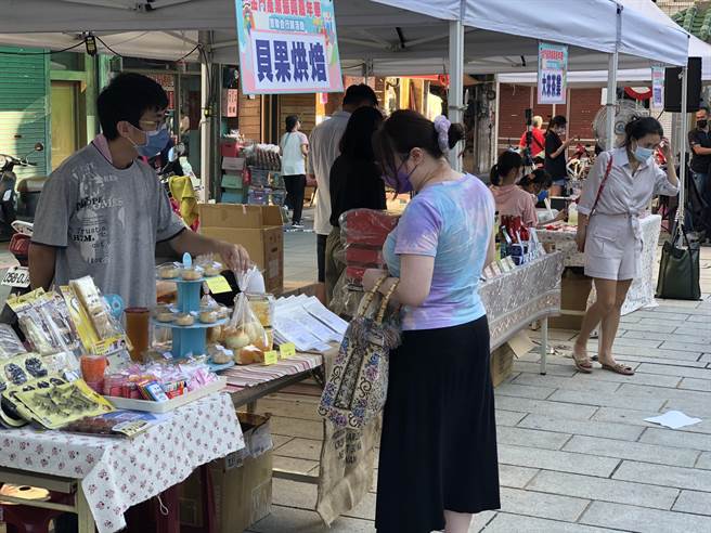 金门县府今天在昔称「衙门口」的总兵署广场举办美食嘉年华活动，21家特色摊商迎来满满人潮。（李金生摄）　