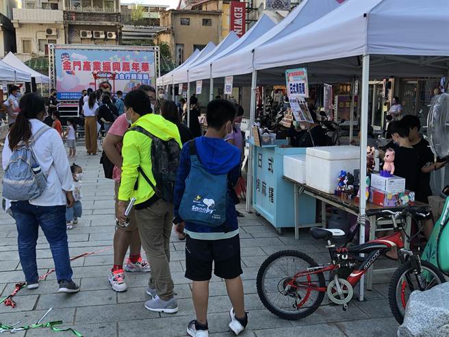 21家特色摊商迎来满满人潮，红男绿女将周末假期的后浦老街妆点得热闹滚滚。（李金生摄）　