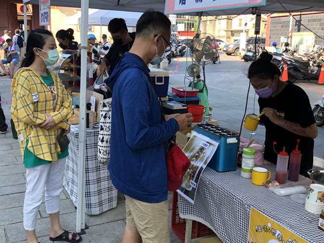当地特色美食、文创商品、人气熟食、手作体验共21个摊位共襄盛举，要让乡亲和游客连2天在古蹟景点分享好吃、好玩和购物的乐趣。（李金生摄）　
