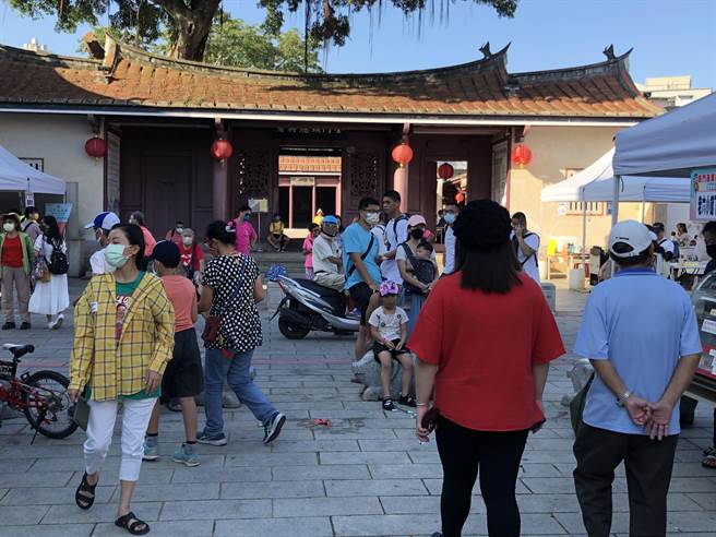 「清金门镇总兵署」是当地着名的古蹟景点，连日来国旅游客群穿梭来去。（李金生摄）　